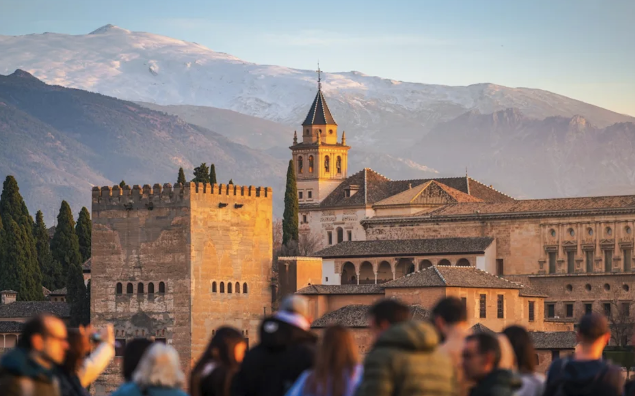 Alhambra i Granada med Sierra Nevadas snöklädda toppar i bakgrunden.