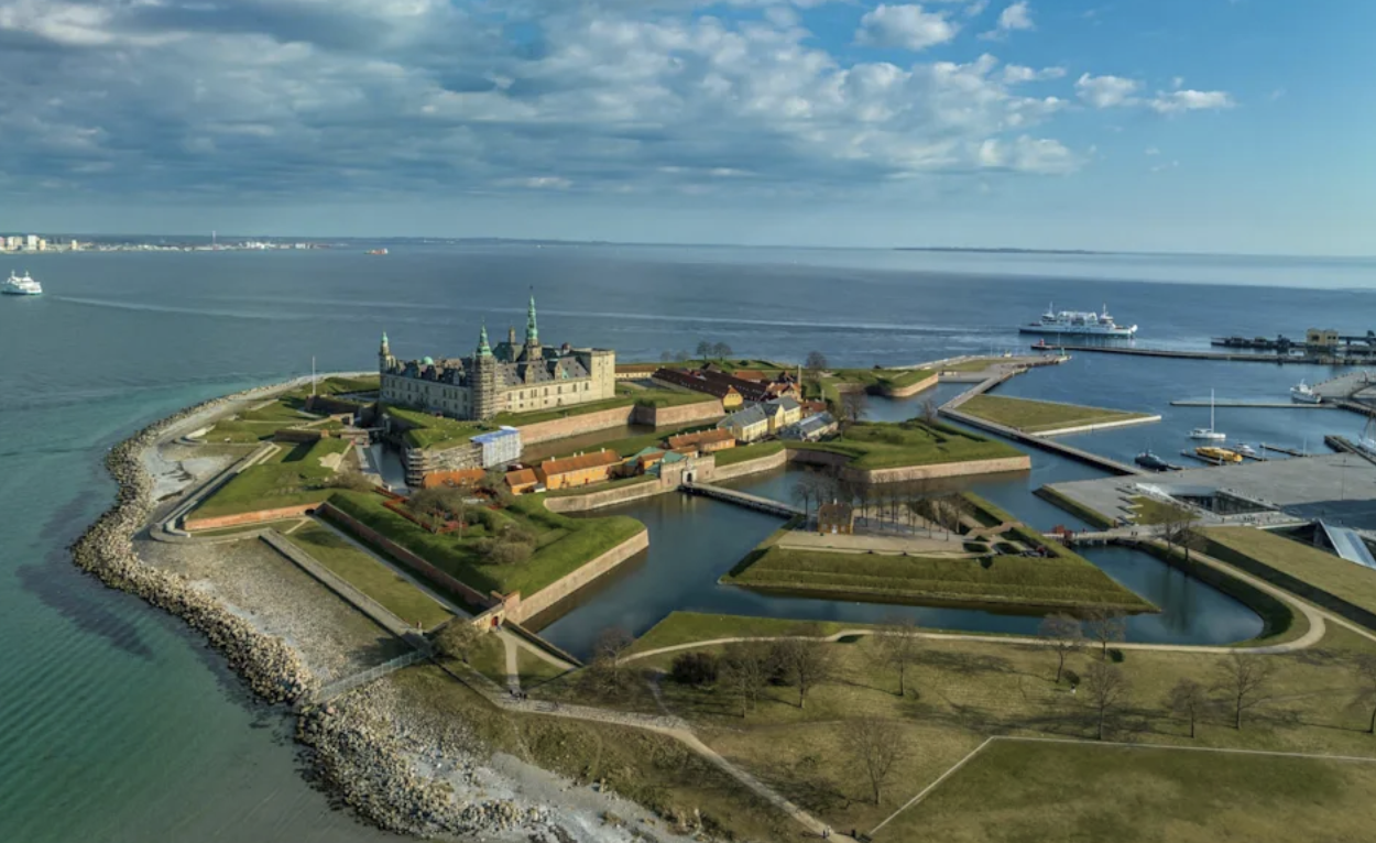 Kronborg i Helsingör – Hamlets slott vid Öresund.