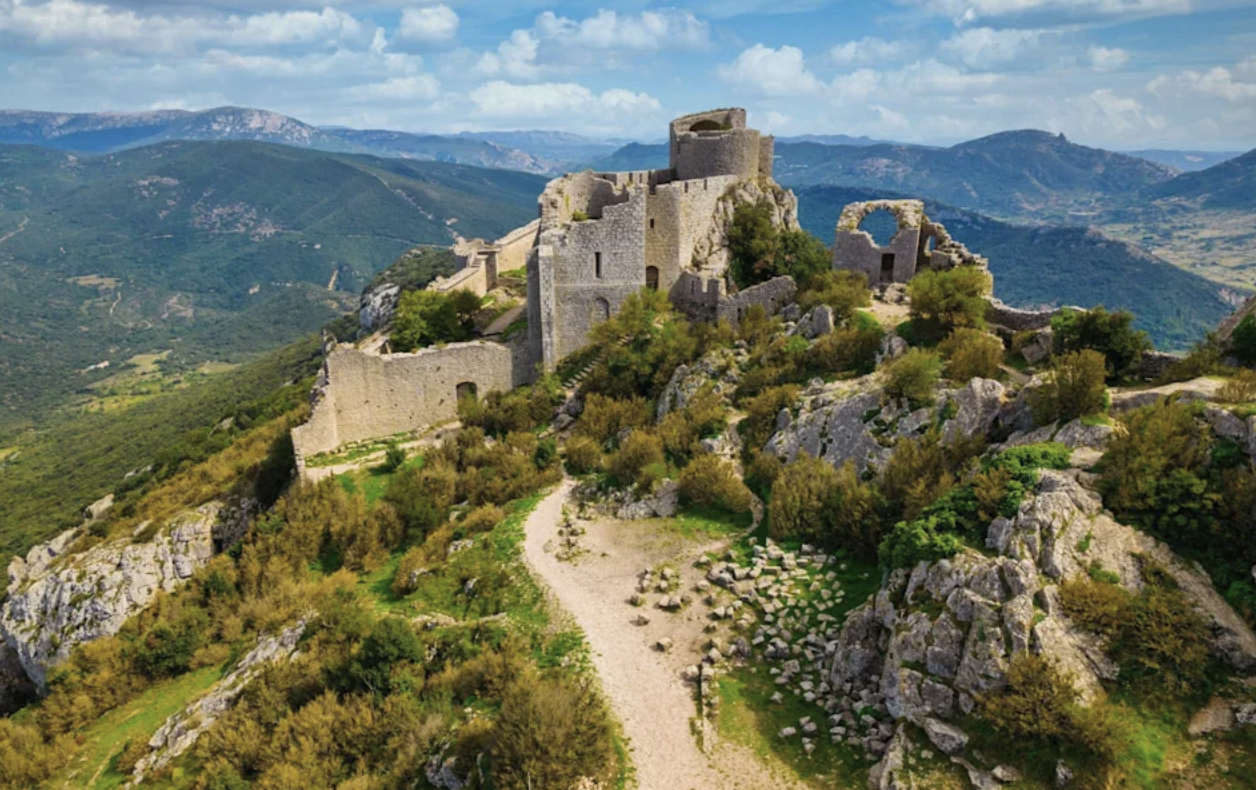 Peyrepertuse – en av de franska katarslotten som nu är Unesco-världsarv.