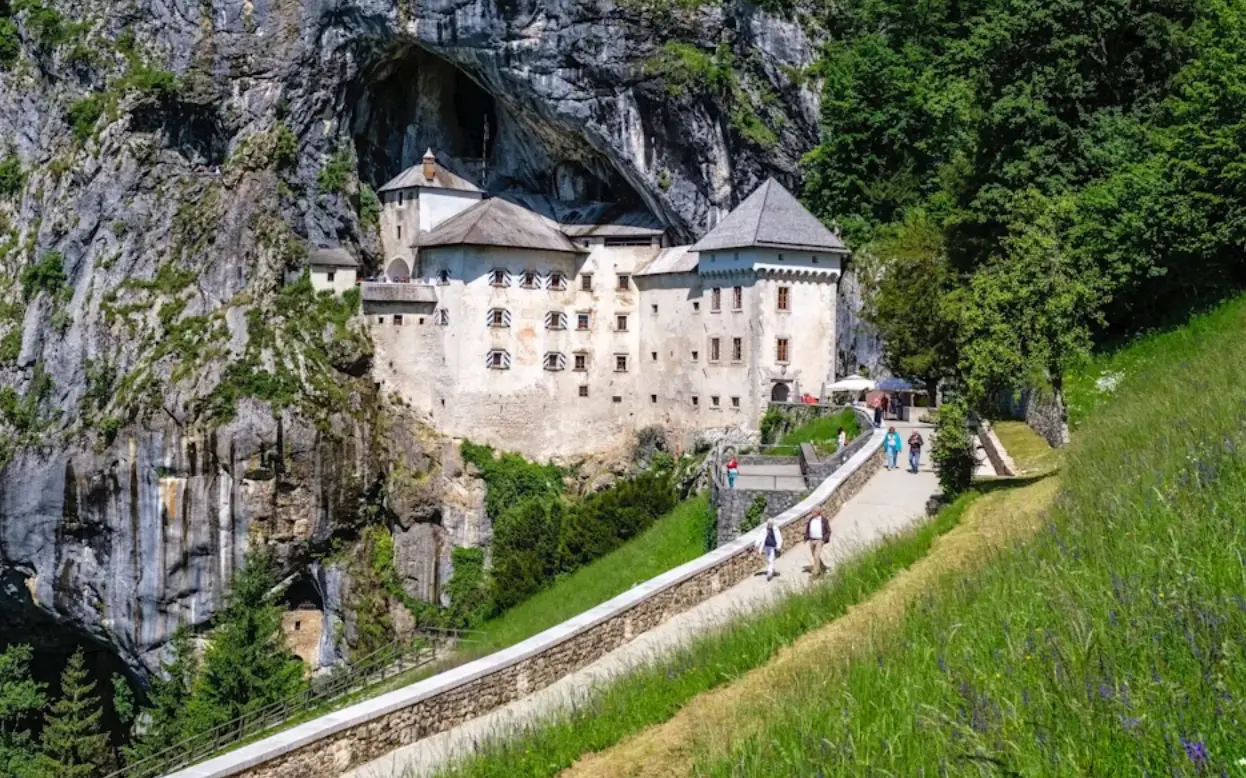 Predjama – världens största grottslott, inbyggt i en 123 meter hög klippa.