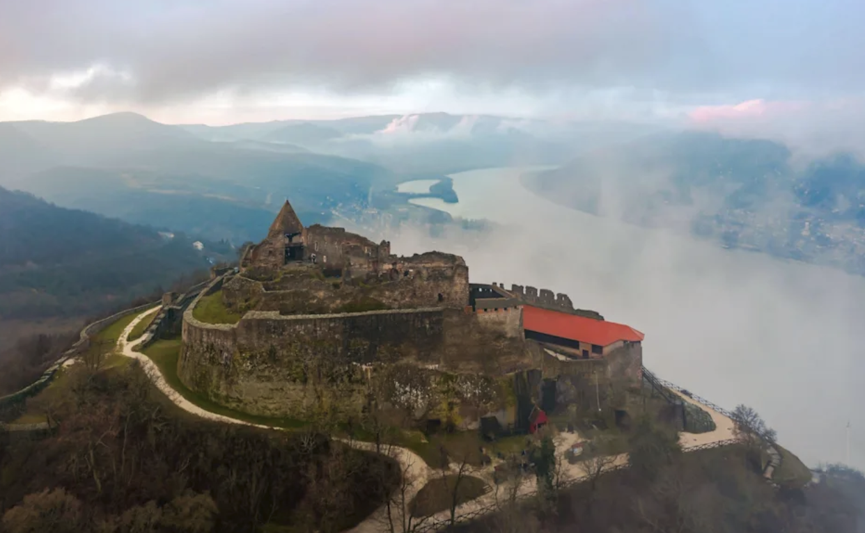 Visegrád-citadellet i Ungern med utsikt över Donau-kröken.