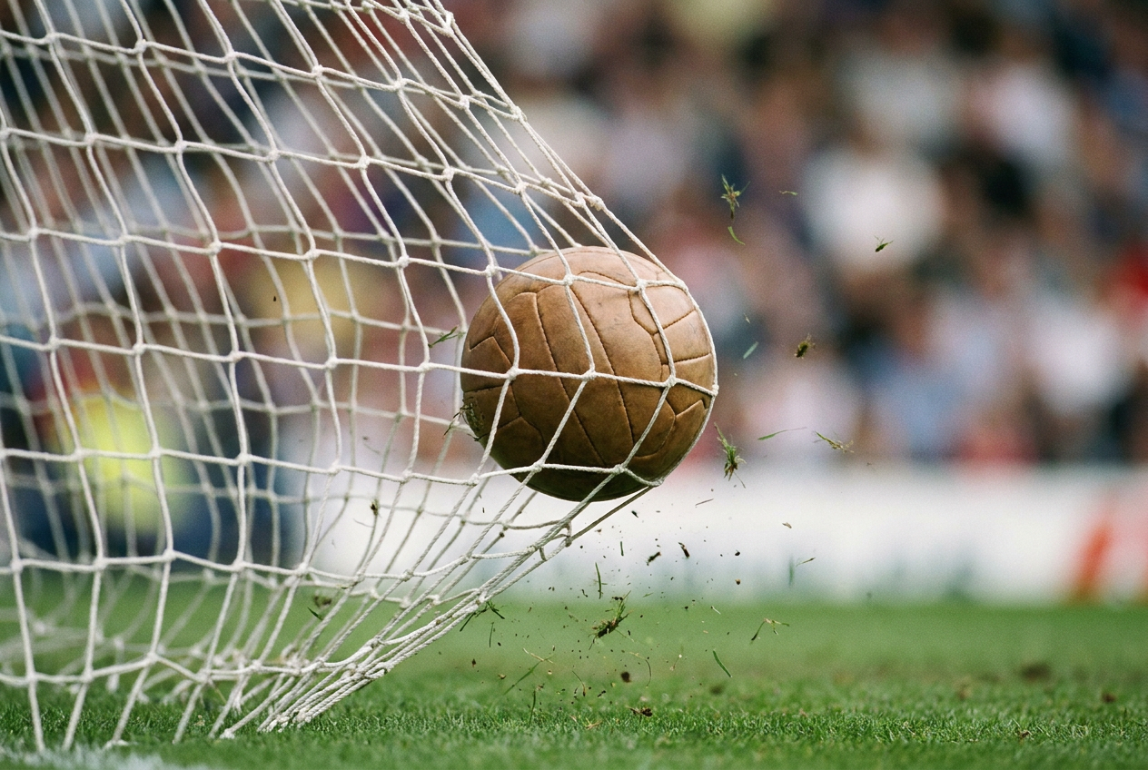 Fotboll som studsar i målnätet