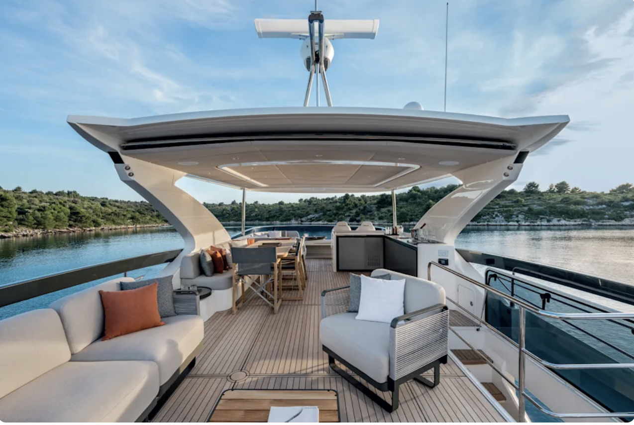 Flybridge med soffgrupp, matbord och grillstation under hardtop