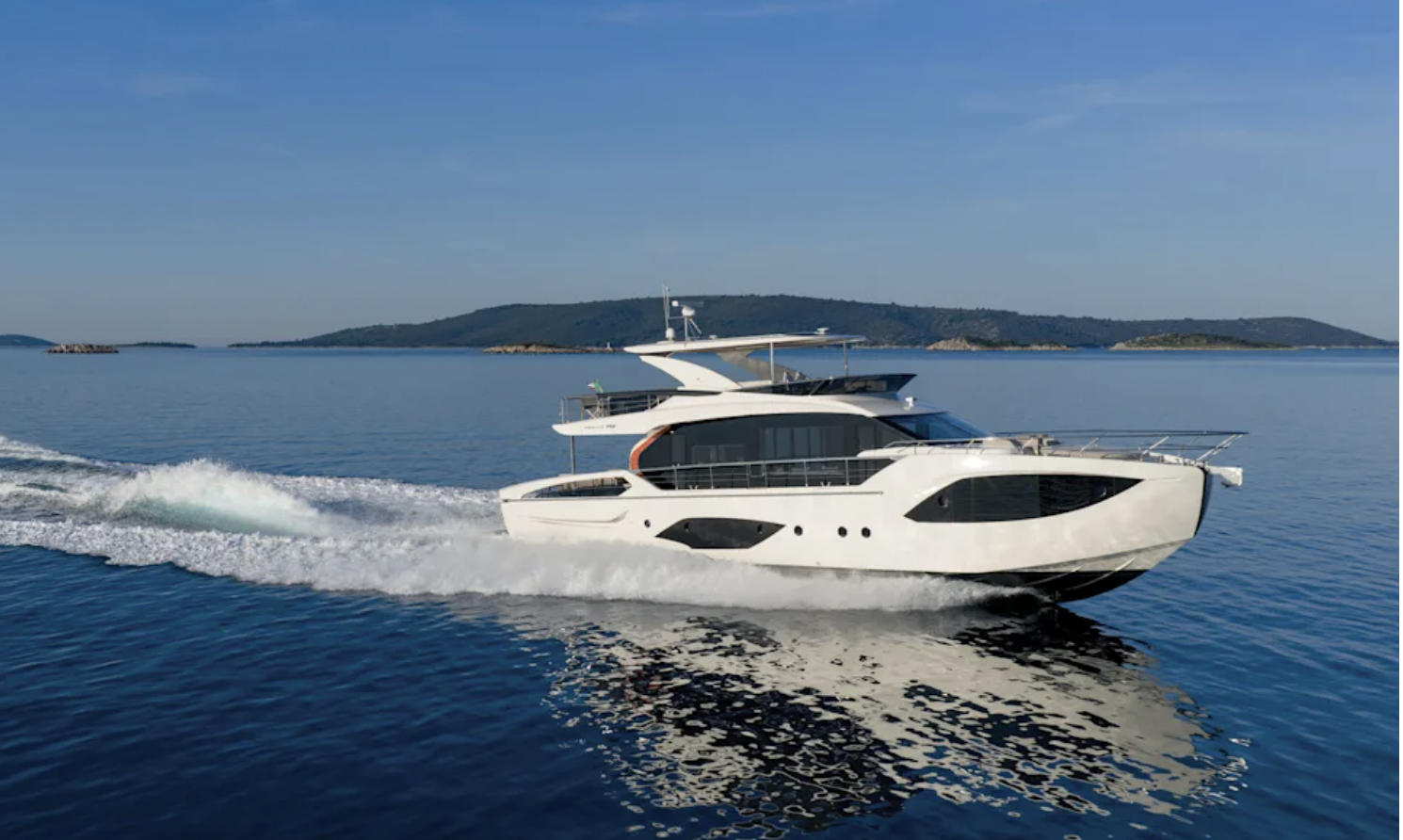 Absolute 70 Fly – flaggskeppet som gör båten till ett sommarhus på vattnet