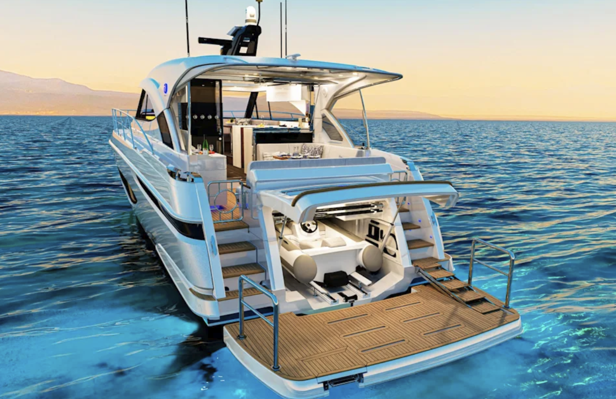Akterdäcket på Riviera 5000 Sport Yacht Platinum Edition med sänkbar badplattform i teak