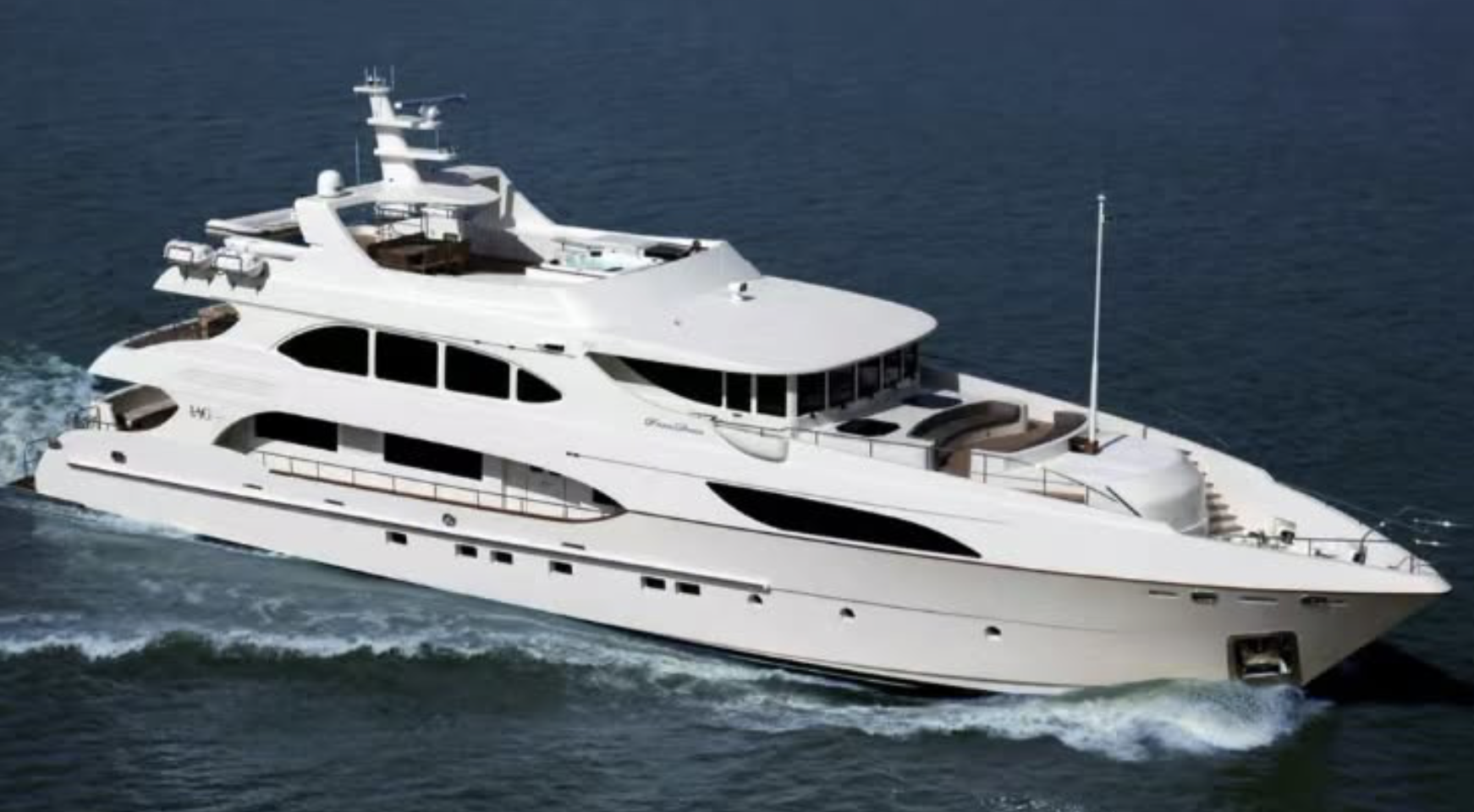 40-meters superyacht i vit lack under gång på öppet hav