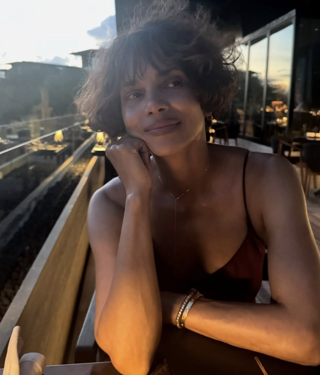 Halle Berry fyller 60 – och så snygg är hon i dag
