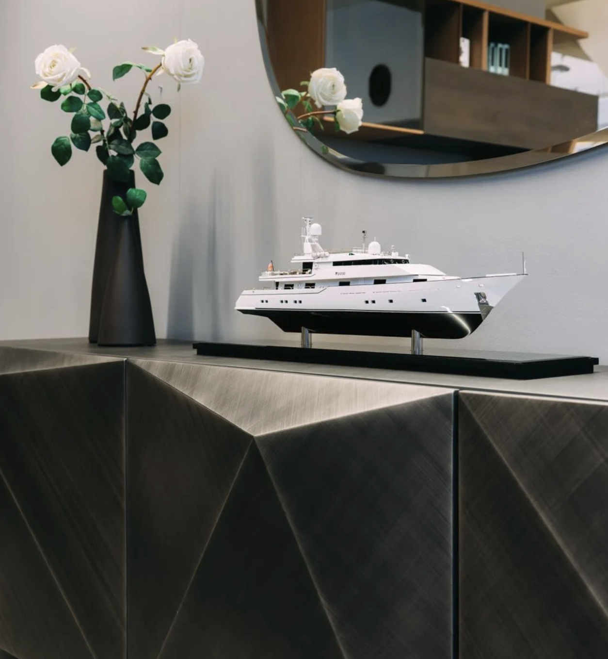En av MMG:s skalmodeller uppställd i ett showroom.