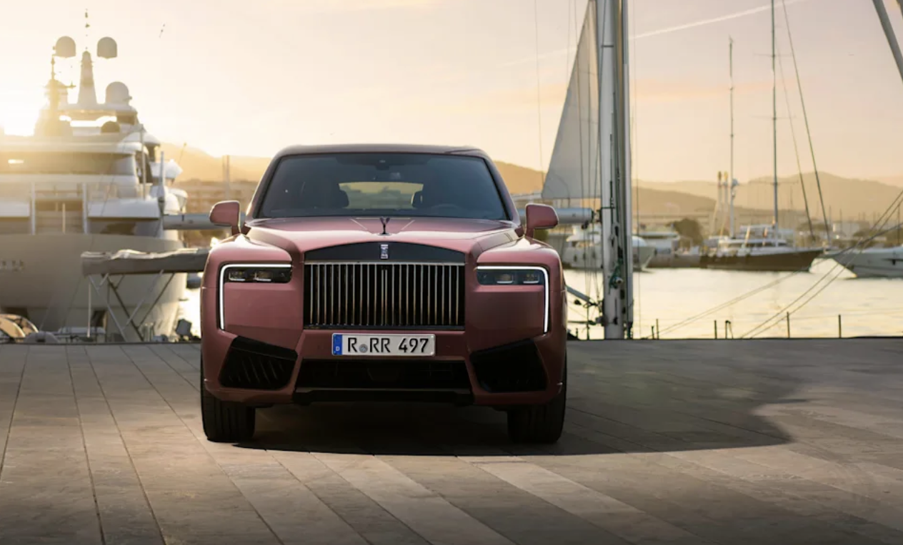 Rolls-Royce Cullinan framifrån i kvällsljus vid en marina