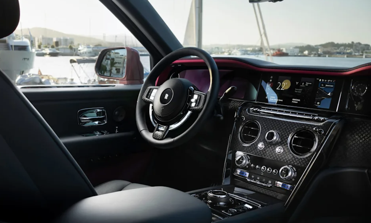 Interiör i Rolls-Royce Cullinan med digital instrumentering och exklusiva material