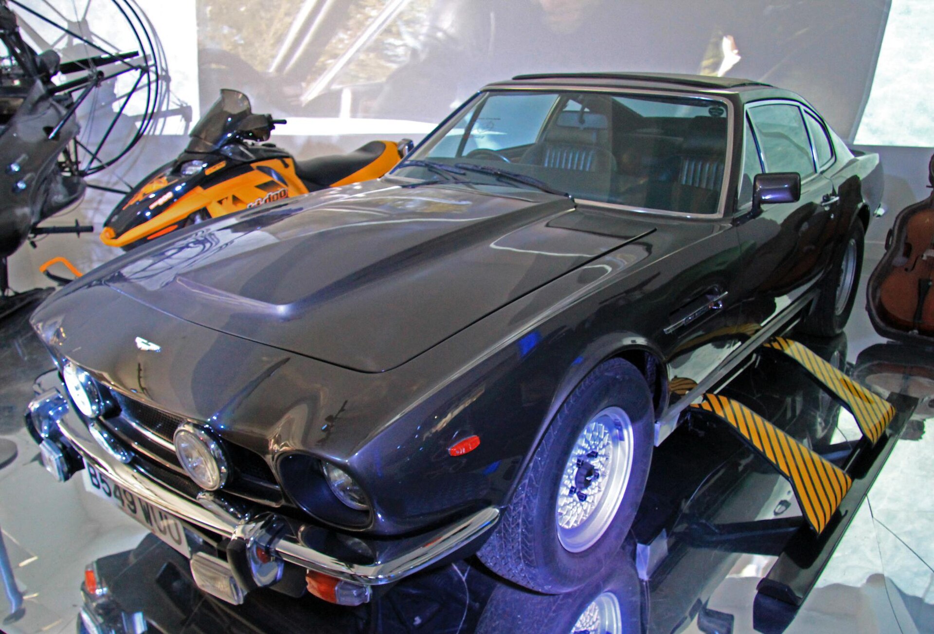 Aston Martin V8 från Bond-filmen Iskallt uppdrag