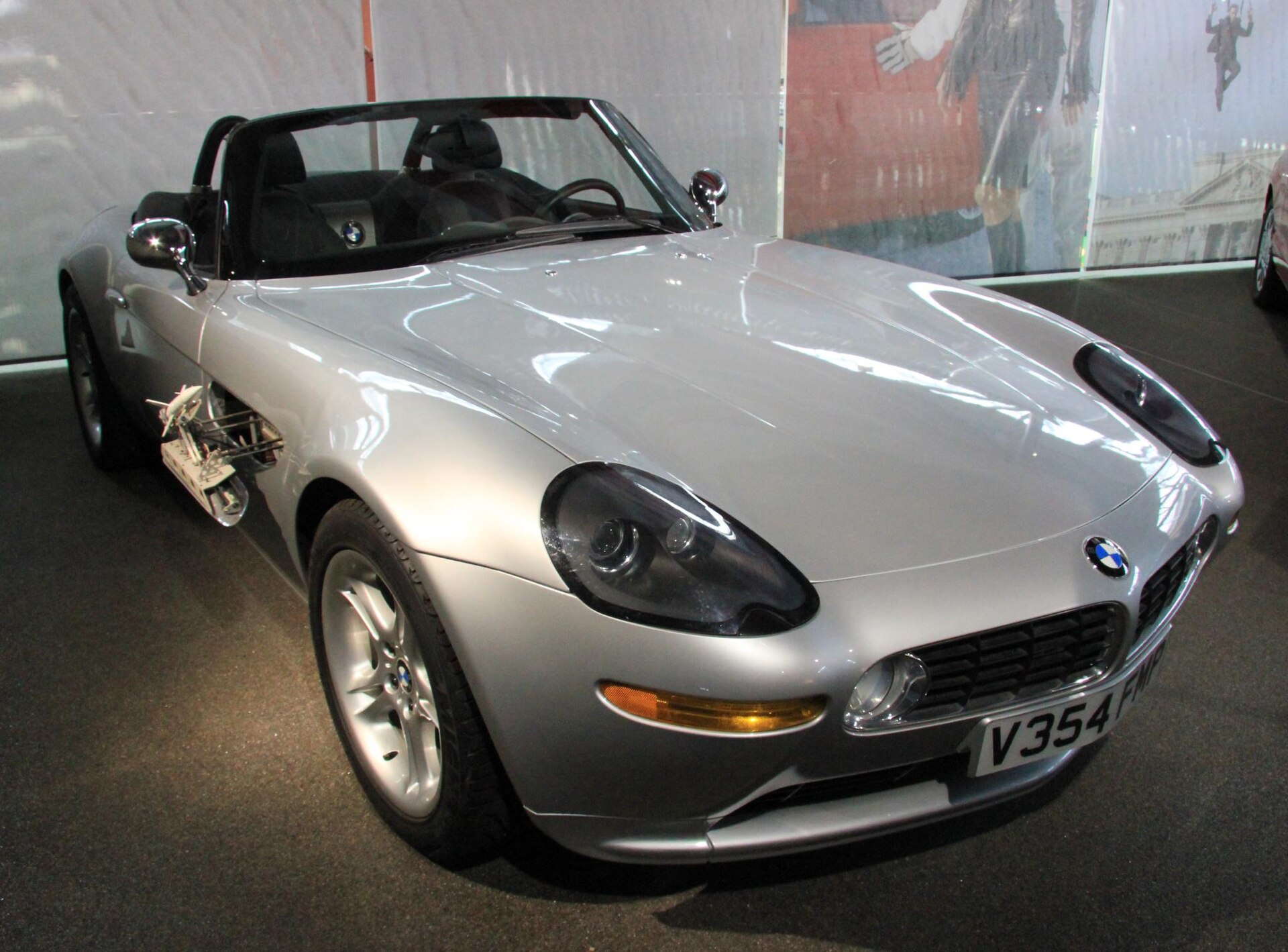 BMW Z8 från Bond-filmen Världen räcker inte till
