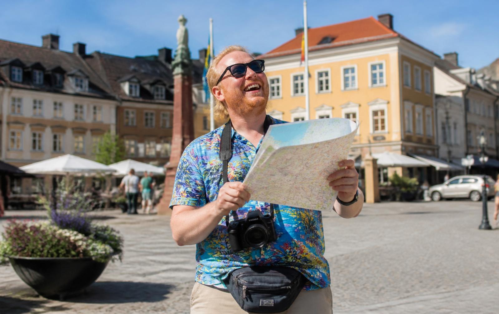 Turist på hemmaplan. Kartan behöver inte vara rättvänd — leendet räcker.