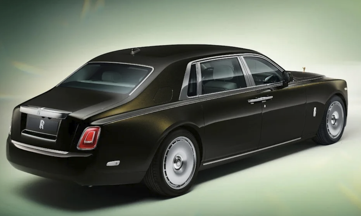 Rolls-Royce Phantom sedd från sidan och bakifrån i mörkbrun lack.