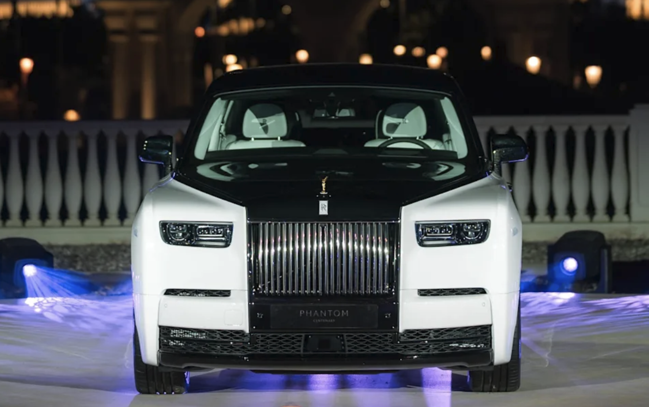 Rolls-Royce Phantom i vitt framifrån med den ikoniska Pantheon-grillen.