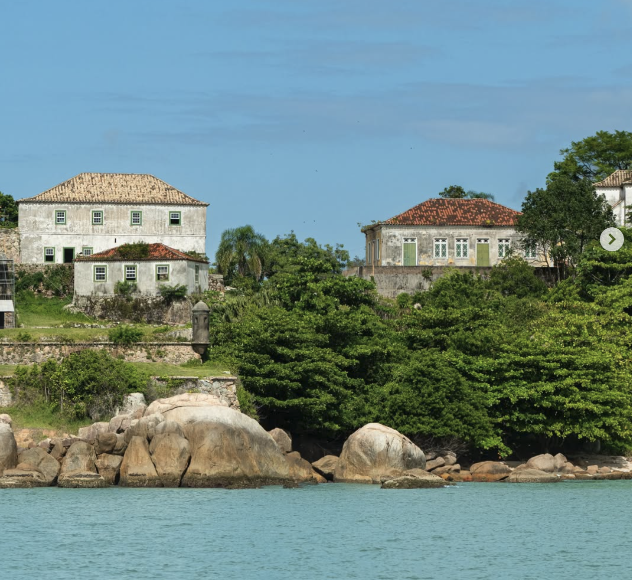 Historiska kolonialhus vid vattnet på Antigua