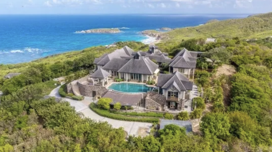 Flygbild över en exklusiv villa med pool på Mustique