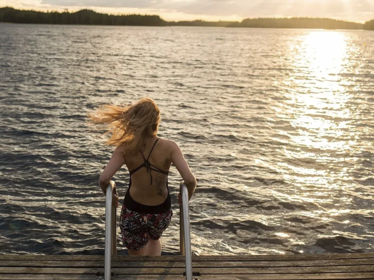 Bastu och dopp i sjön – kvällsdopp i solnedgången är ett måste vid Saimaa.