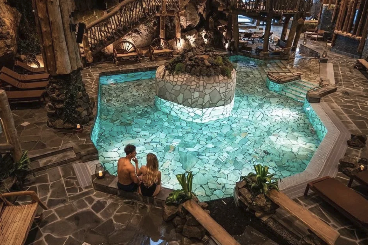 Spa poolen på Järvisydän är inbyggd i klipporna vid sjön.