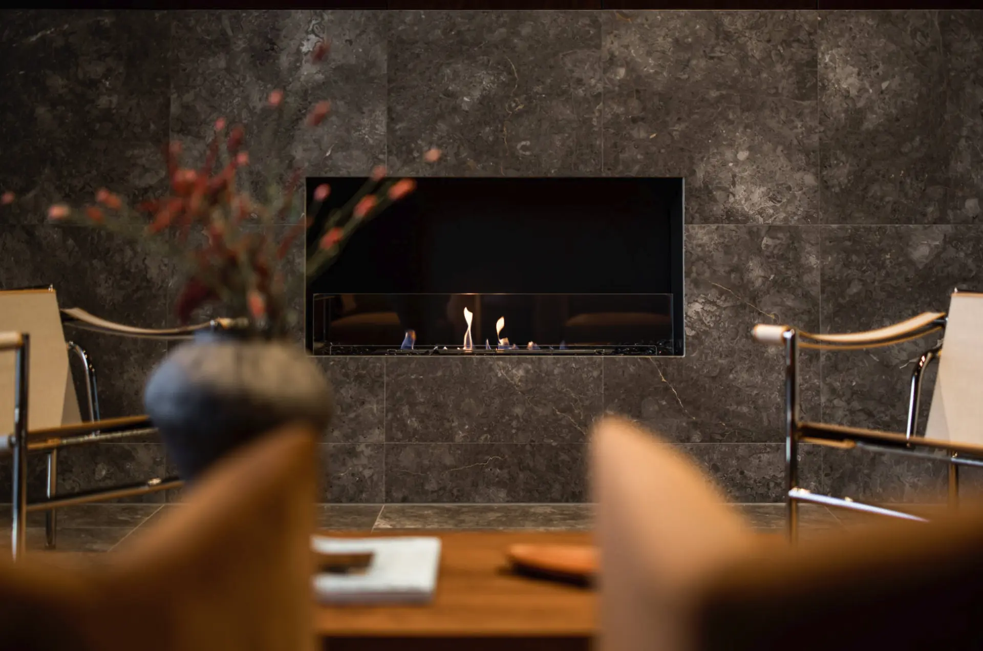 Dubbelsidig eldstad i marmor i penthouset