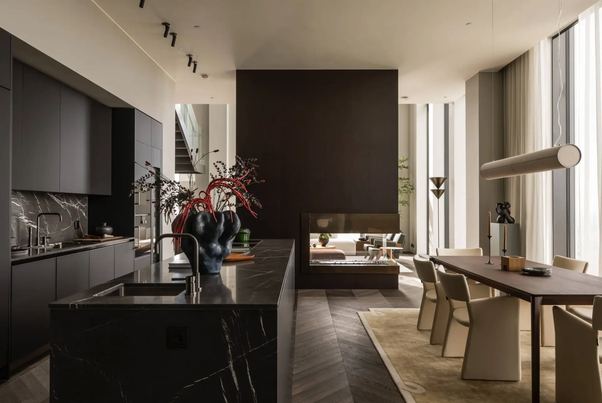 Köket i penthouset med mörk marmor och öppen planlösning