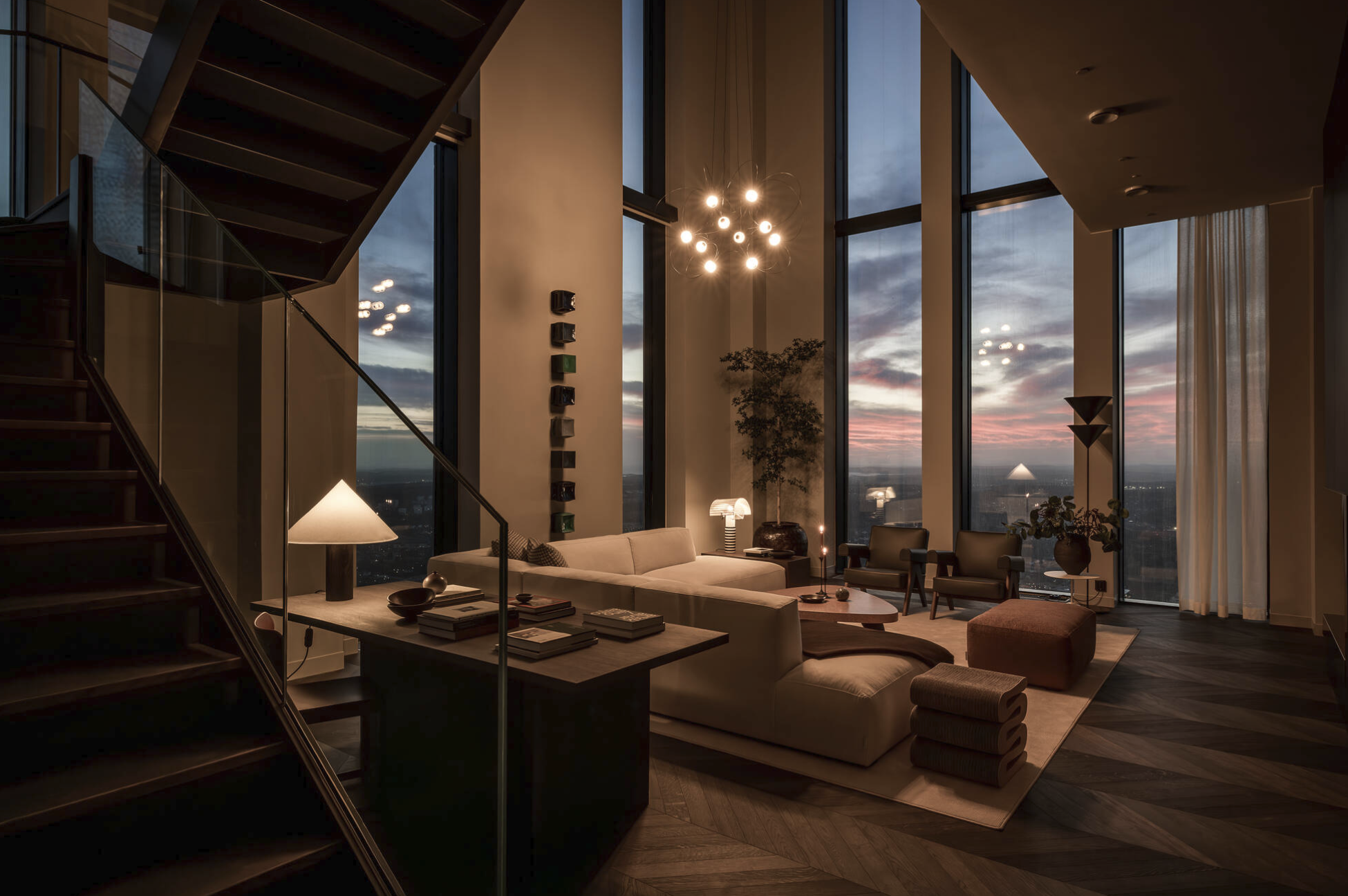 Vardagsrummet i Karlatornets penthouse med åtta meters takhöjd
