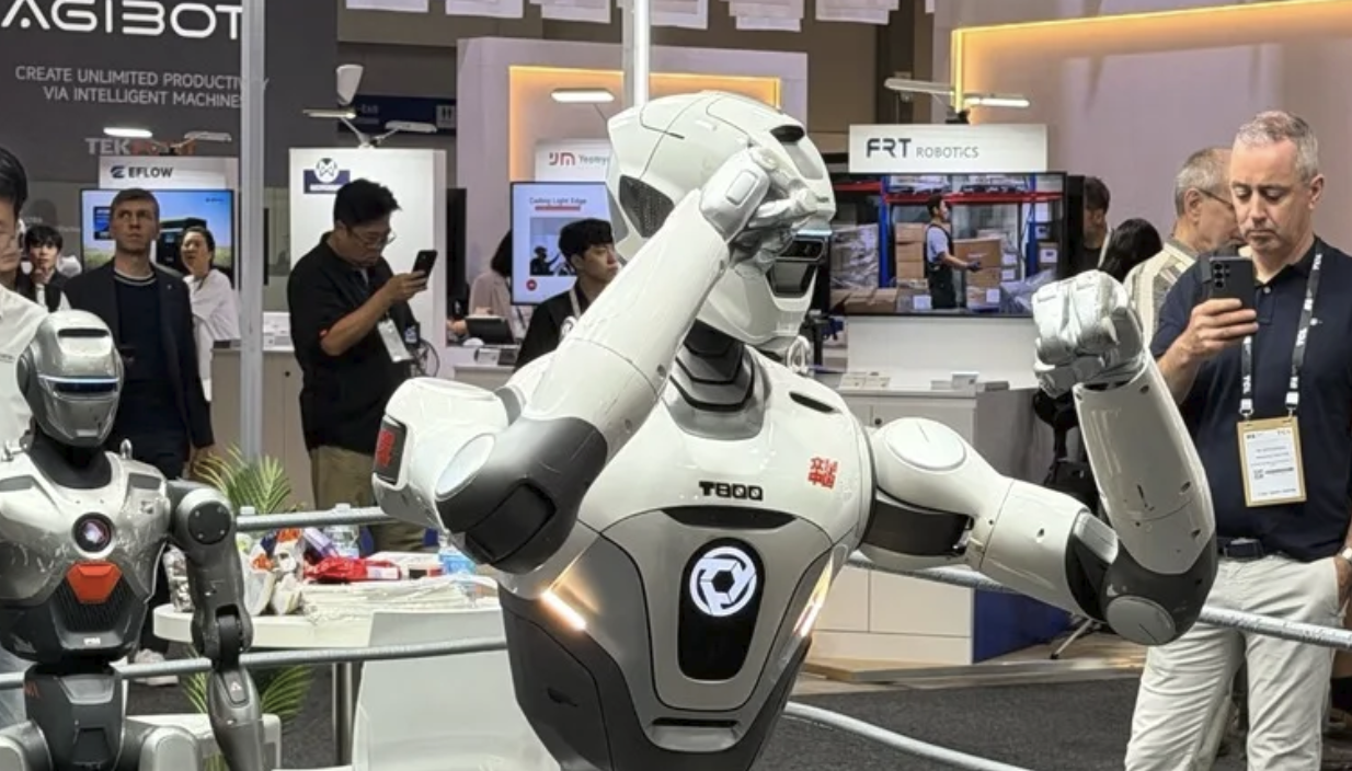 Agibot-robot demonstreras i en ring på mässan i Berlin