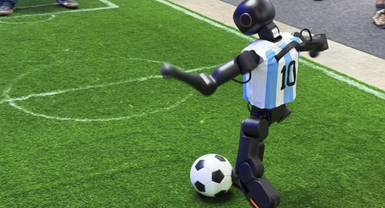 Booster K1 i Argentina-tröja sparkar en fotboll