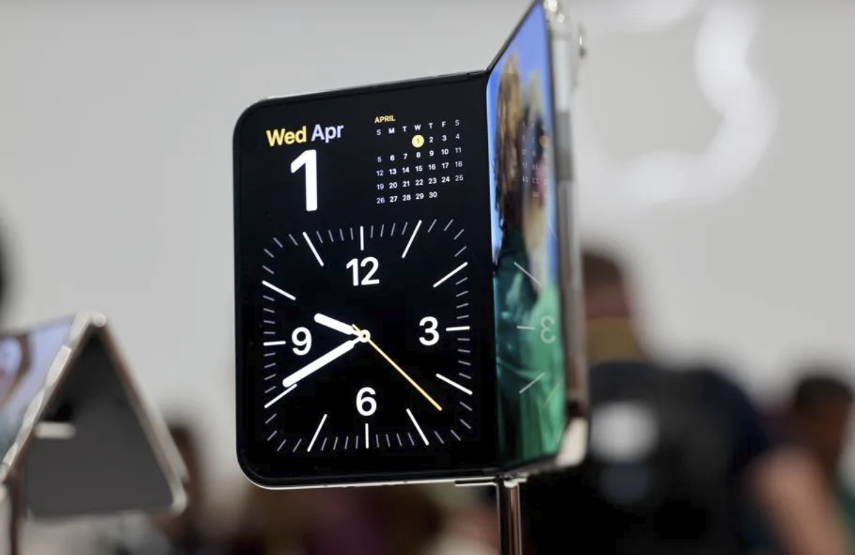 iPhone Duo halvvikt med klocka och kalender på skärmen