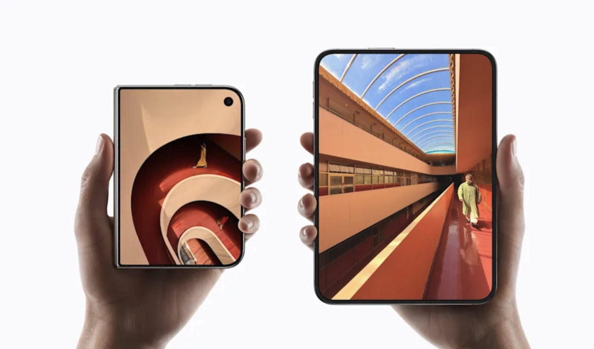 iPhone Duo hopfälld i en hand och uppfälld i två händer