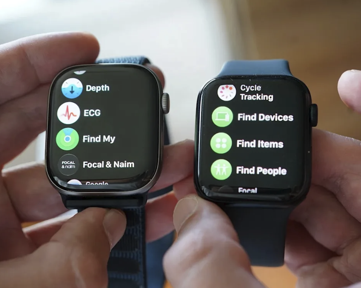 Till vänster klockan med watchOS 27:s samlade Hitta-app, till höger watchOS 26 med tre separata appar
