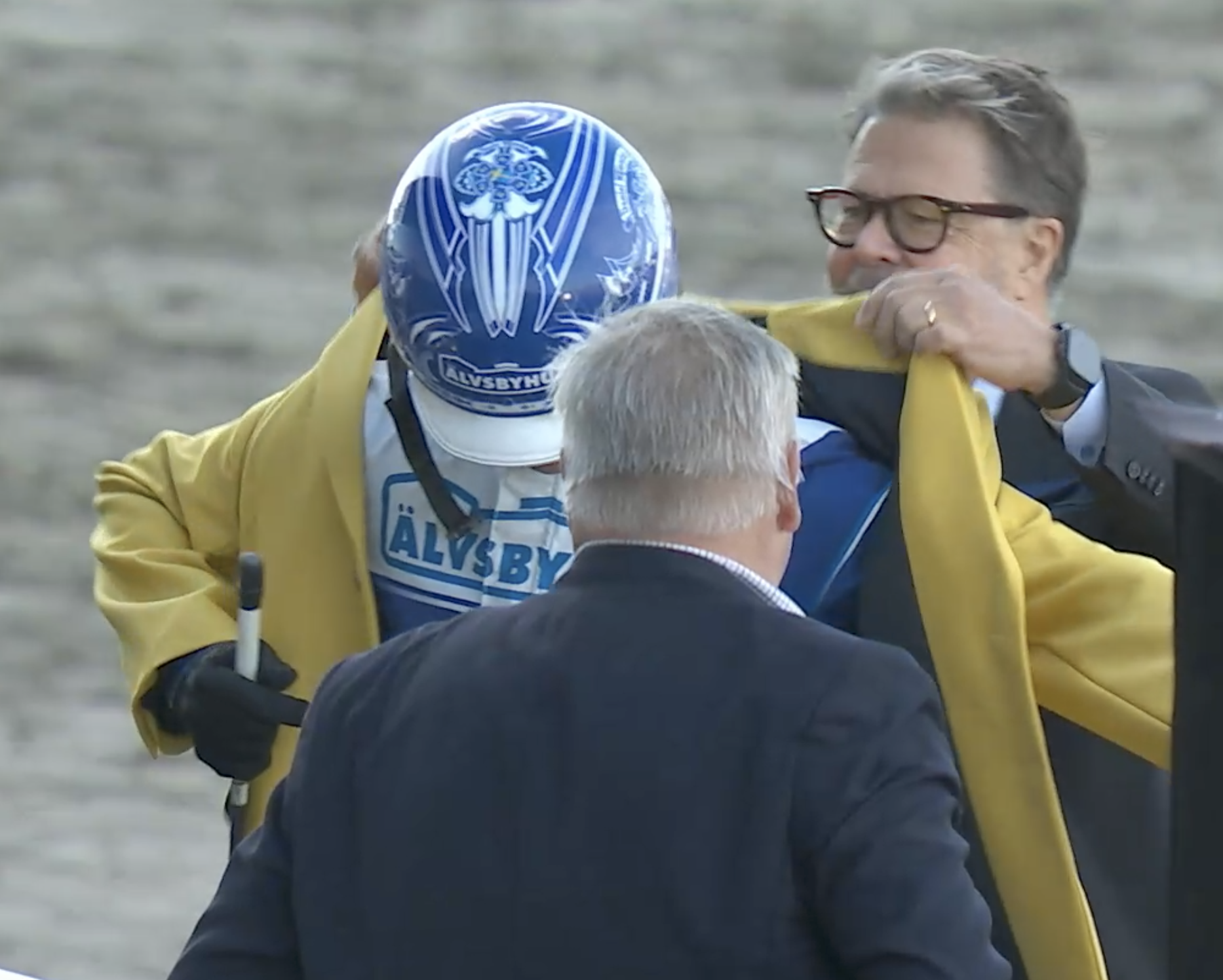 Daniel Wäjersten får den gula derbykavajen på Jägersro