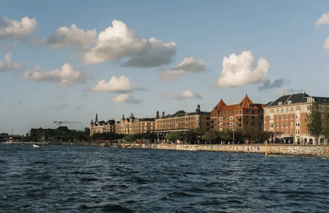 Köpenhamns kajpromenad i kvällsljus