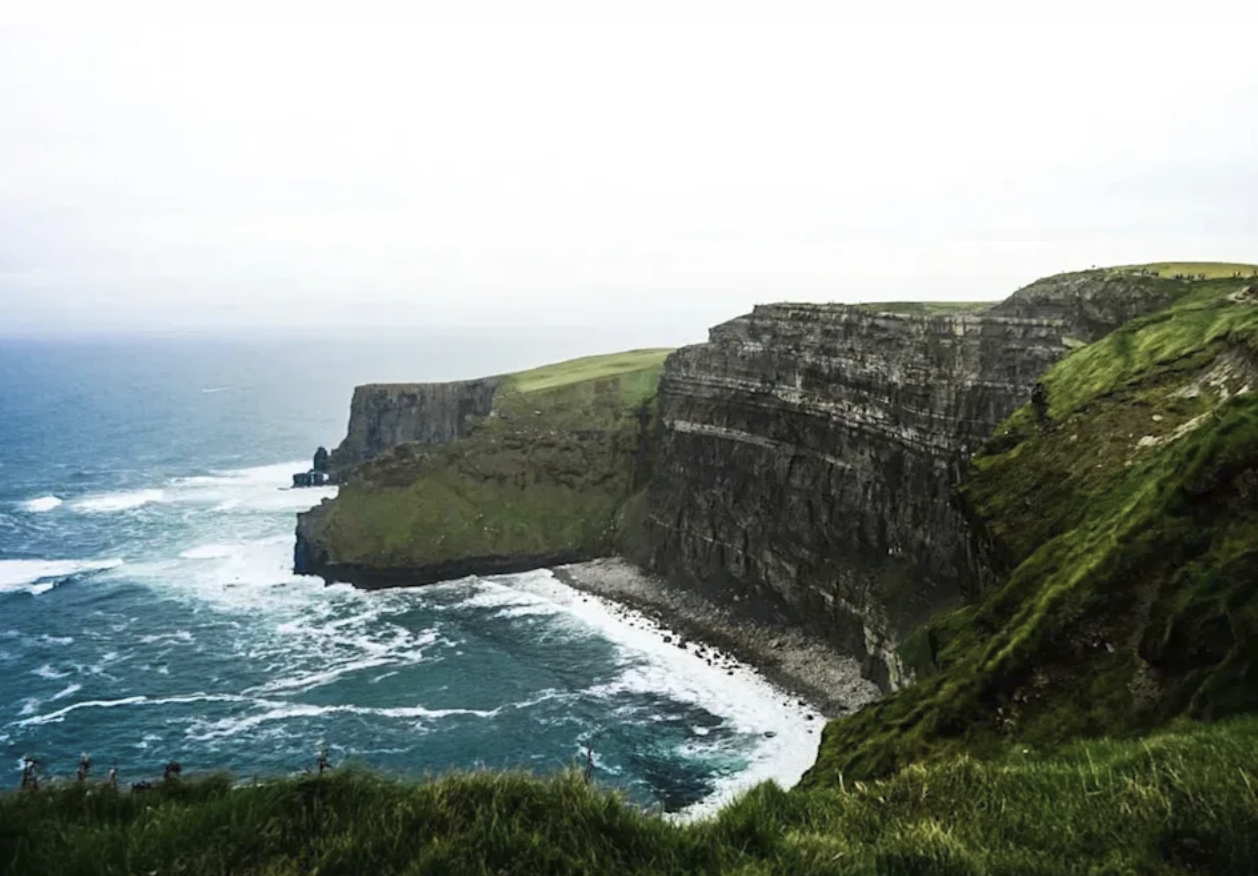 Cliffs of Moher på Irlands västkust möter Atlantens vågor