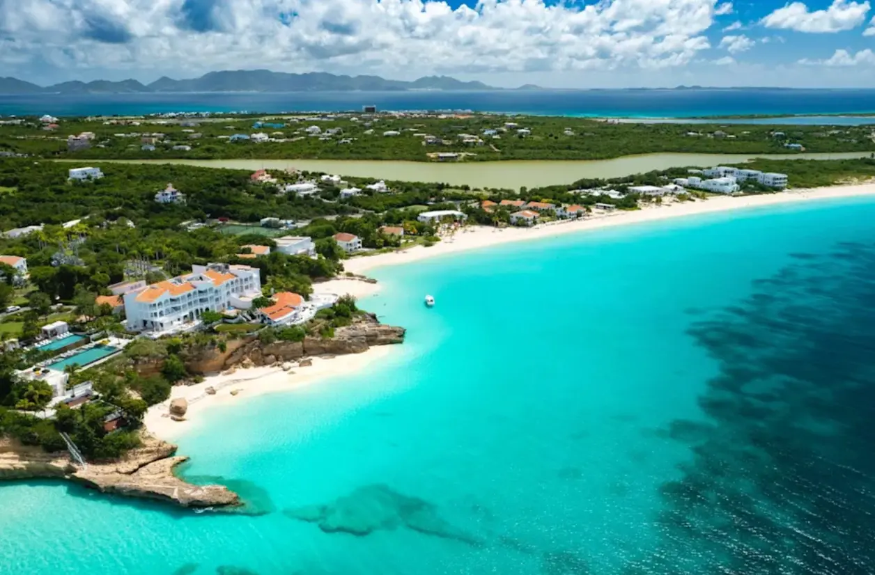 Turkos vik och vit sandstrand på Anguilla