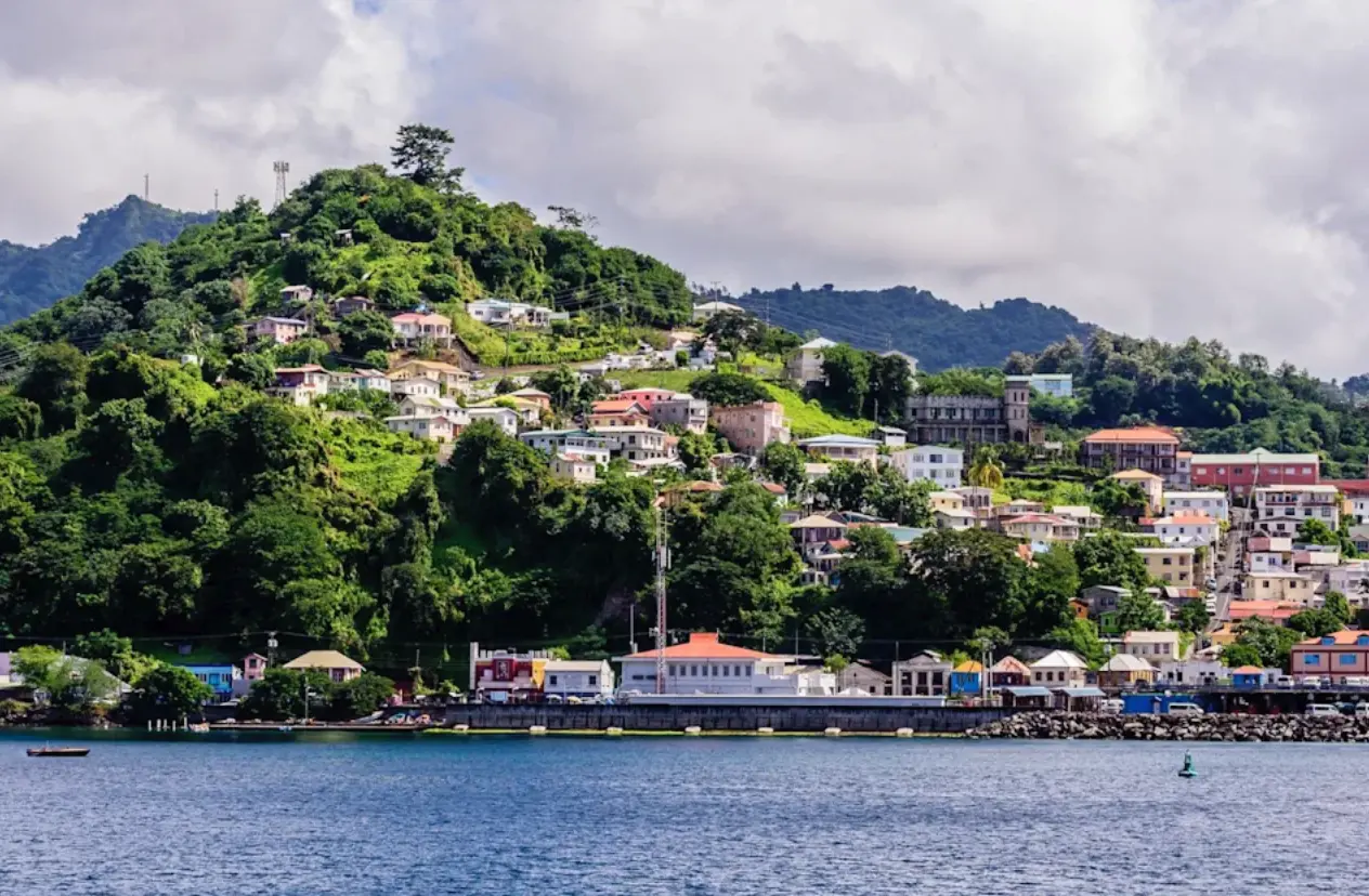 Kullar med färgglada hus vid vattnet på Grenada