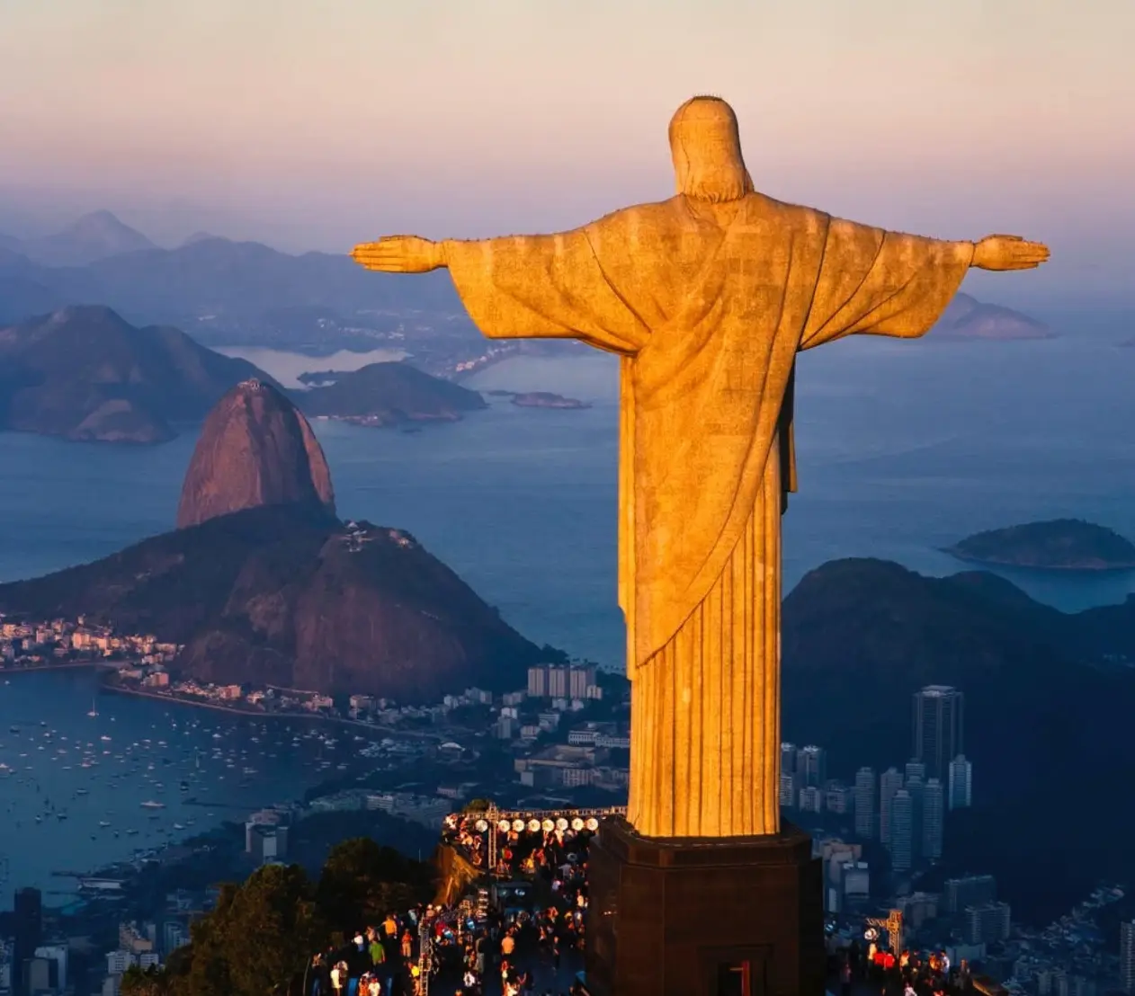 Kristusstatyn över Rio de Janeiro i skymningsljus