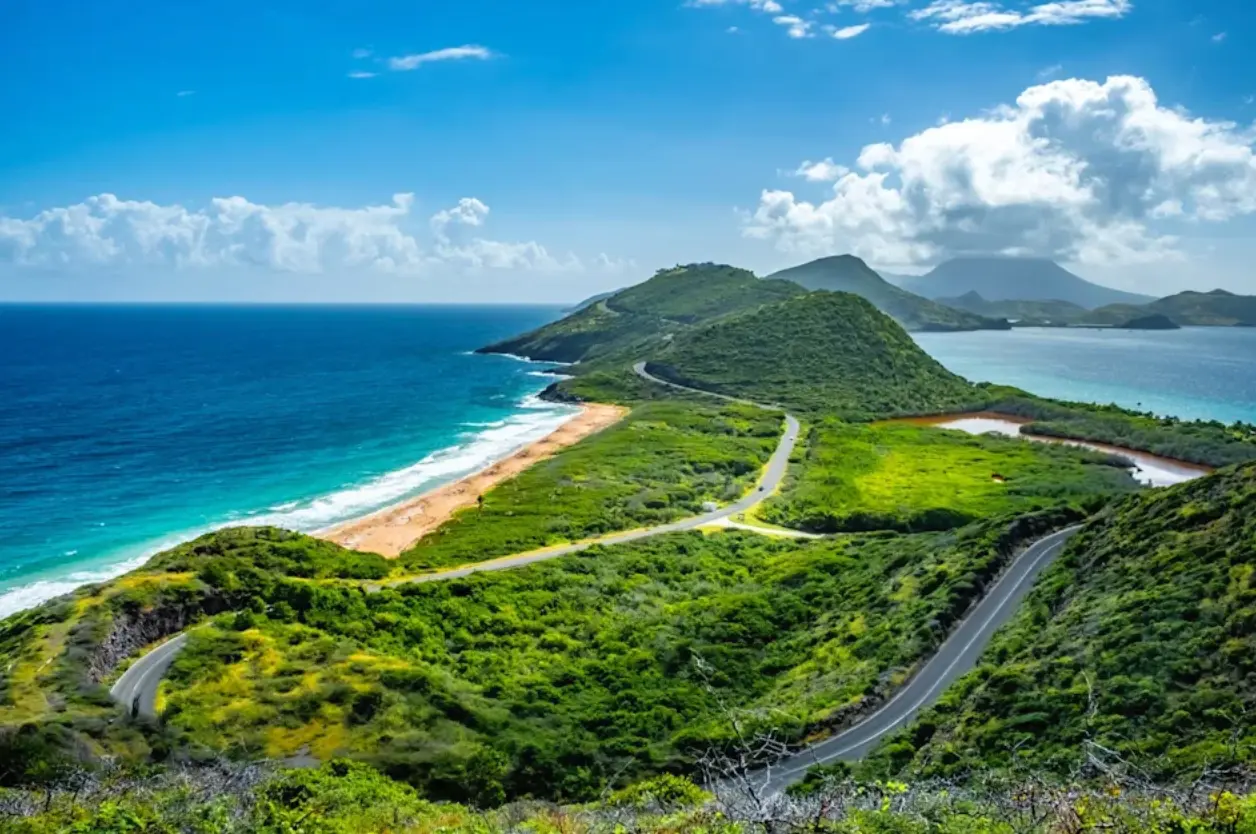 Kustlandskap på Saint Kitts med väg mellan Atlanten och Karibiska havet