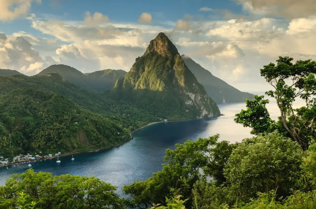 Pitons på Saint Lucia i gyllene kvällsljus över viken